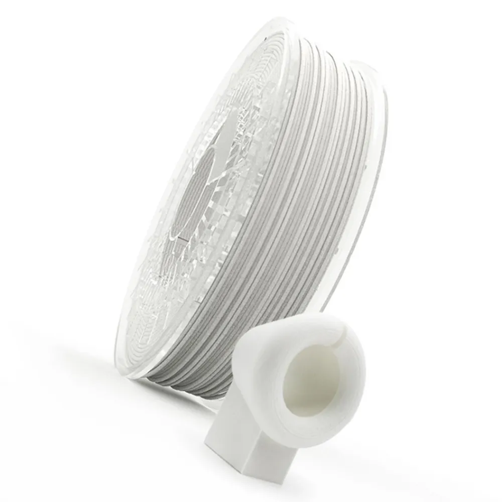 Bobina de 600 g de filamento Recreus PP-GF Natural de 1,75 mm junto a una pieza impresa