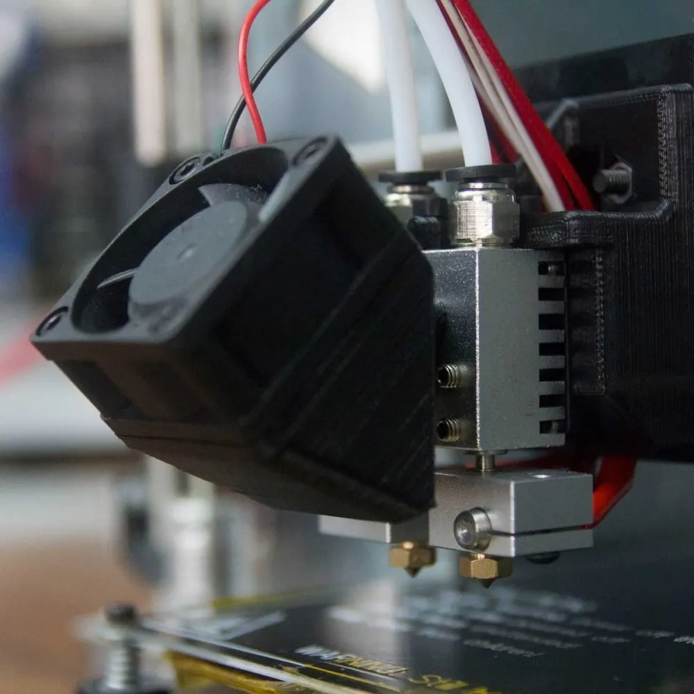 Hotend dual estilo Chimera montado en el carro X de una P3Steel con dos entradas Bowden