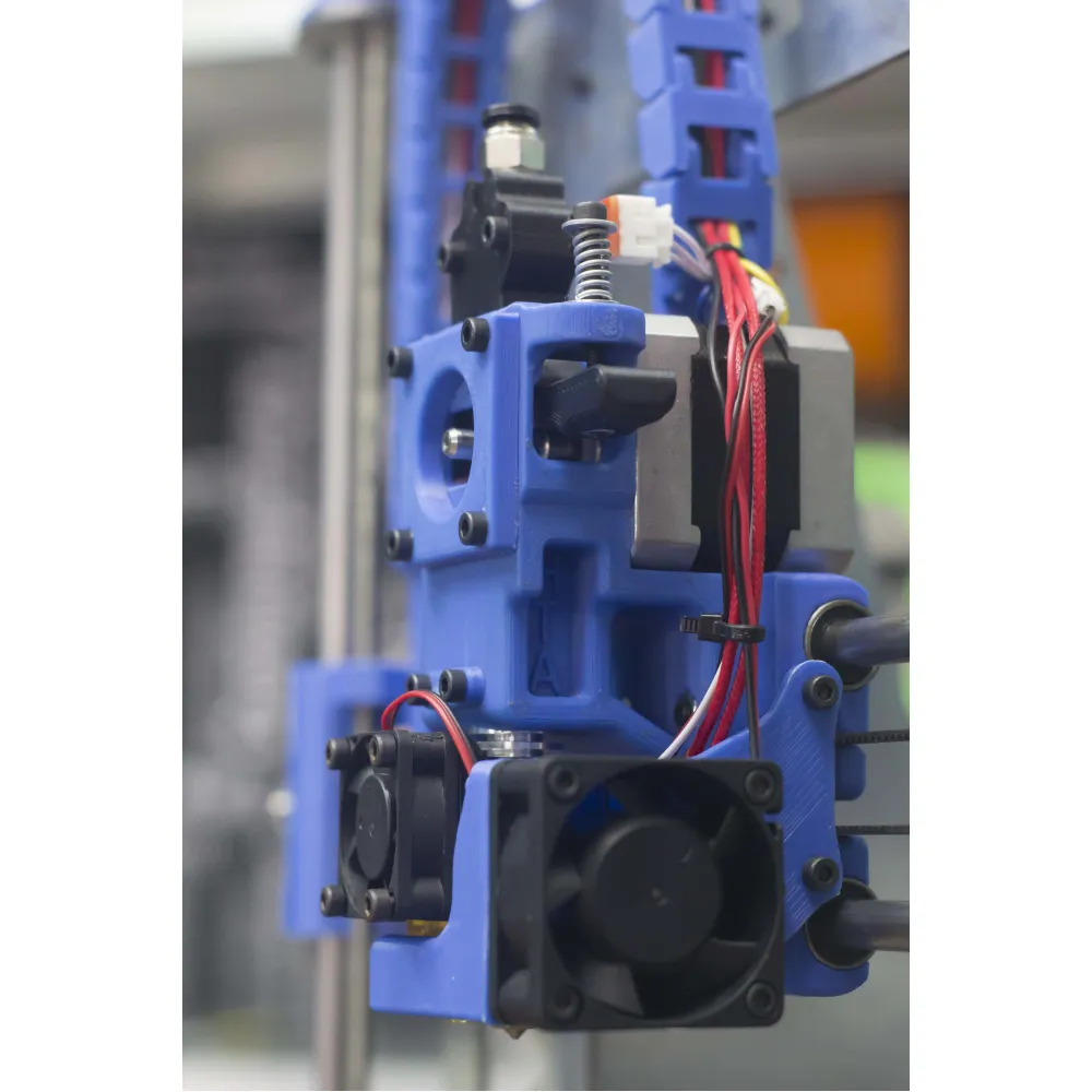Detalle del extrusor directo MK8 y hotend V6 instalado en la P3STEEL HTA3D