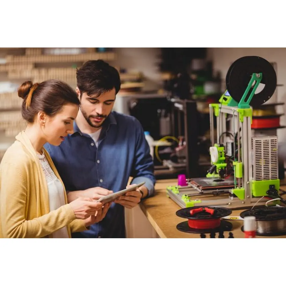 Asesoría técnica de impresión 3D junto a una impresora y materiales de trabajo