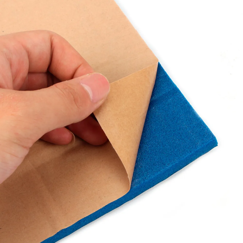 Retirada del papel protector de la cara adhesiva del aislante térmico