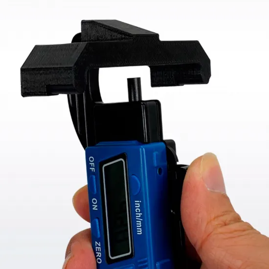 Medidor digital comparativo de tensión para correas GT2 con botón retráctil