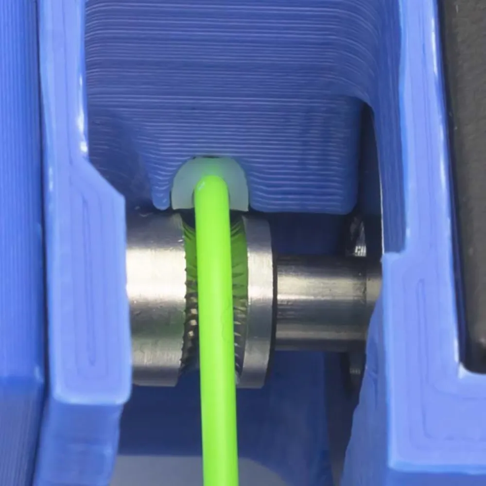 Detalle de la trayectoria guiada del filamento junto a la polea MK8 del extrusor HTA3D