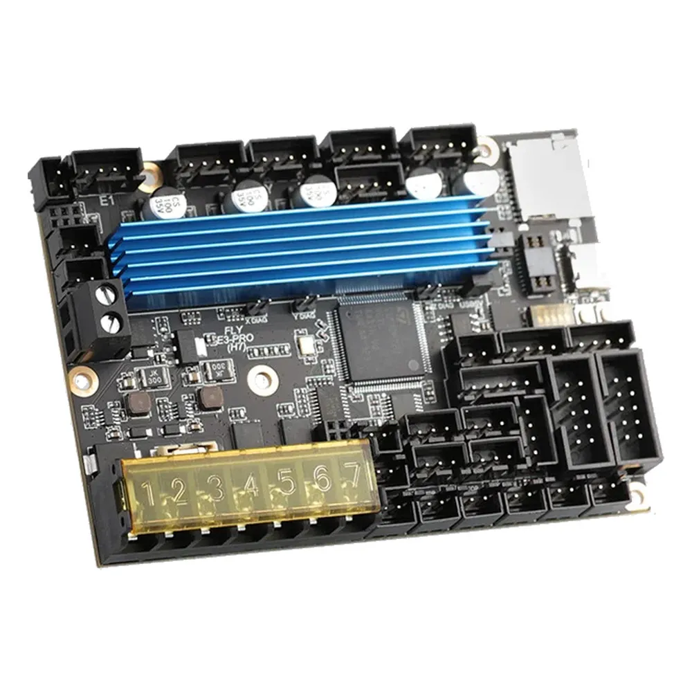 Mellow FLY E3 PRO Ultra H723 en perspectiva con disipador azul y conectores de alimentación