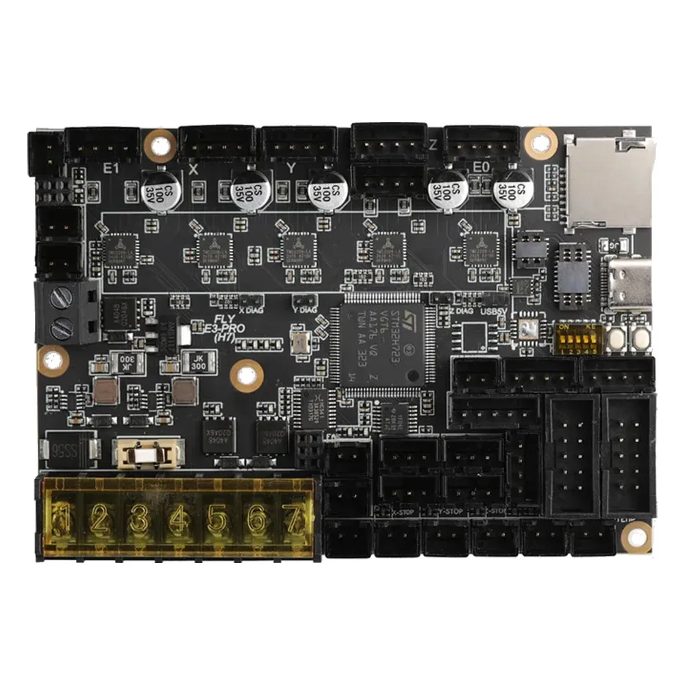 Vista frontal de la FLY E3 PRO Ultra estándar sin disipador para reconocer los cinco drivers y los conectores