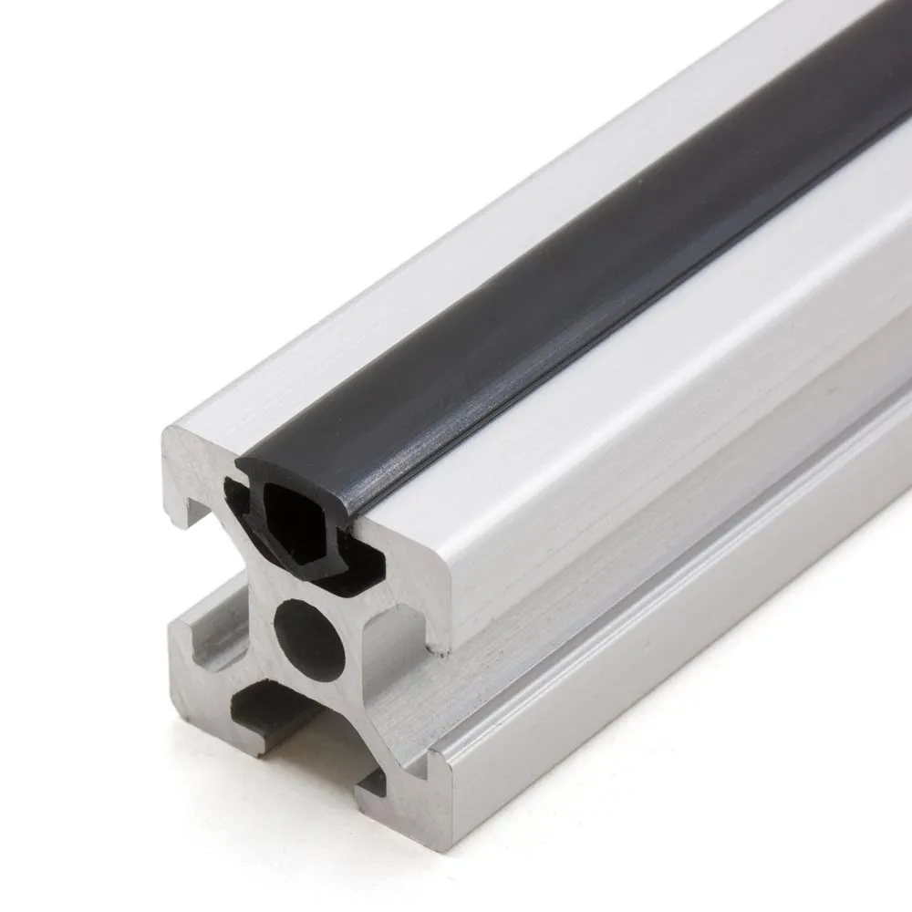 Tira cubrerranuras negra instalada en un perfil de aluminio 2020 con ranura de 6 mm