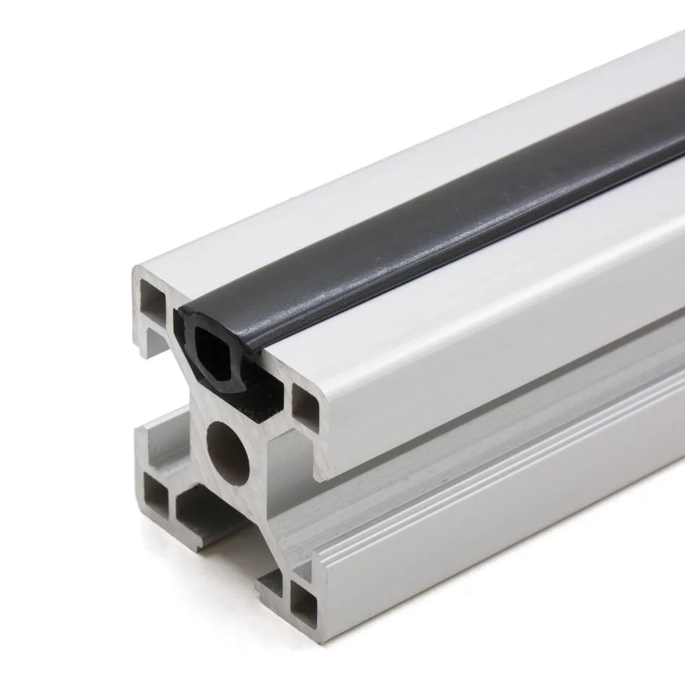 Tira cubrerranuras negra instalada en un perfil de aluminio 3030 con ranura de 8 mm
